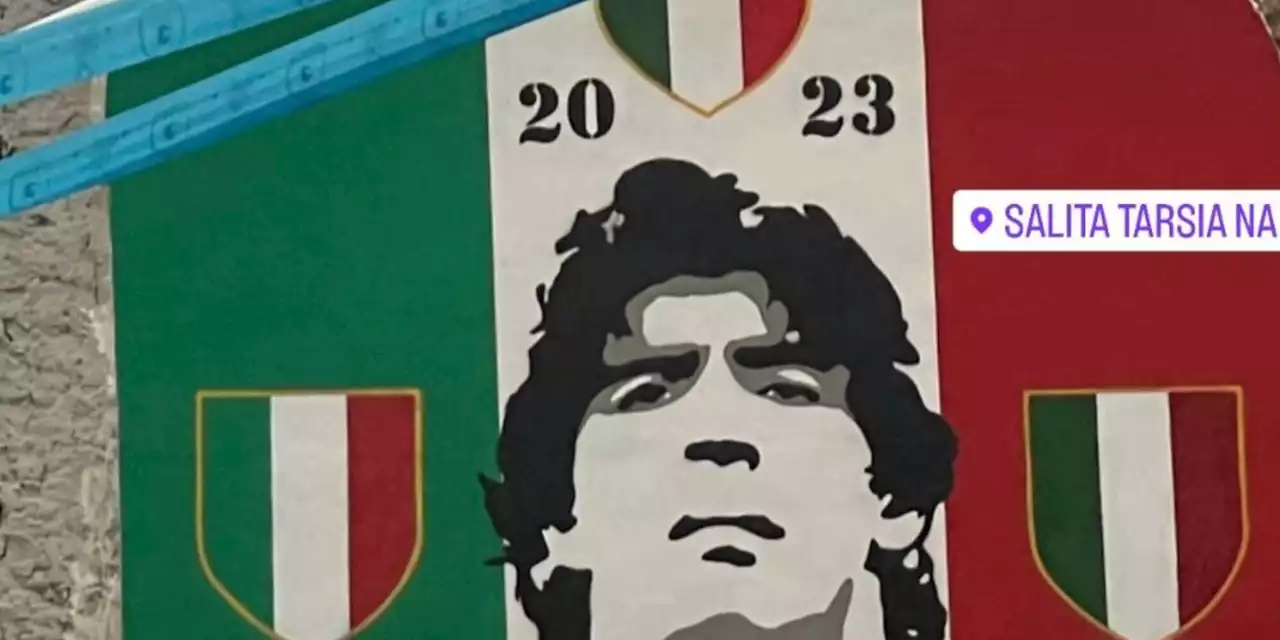 Napoli, salita Tarsia: spunta il terzo Scudetto accanto al murale di Maradona