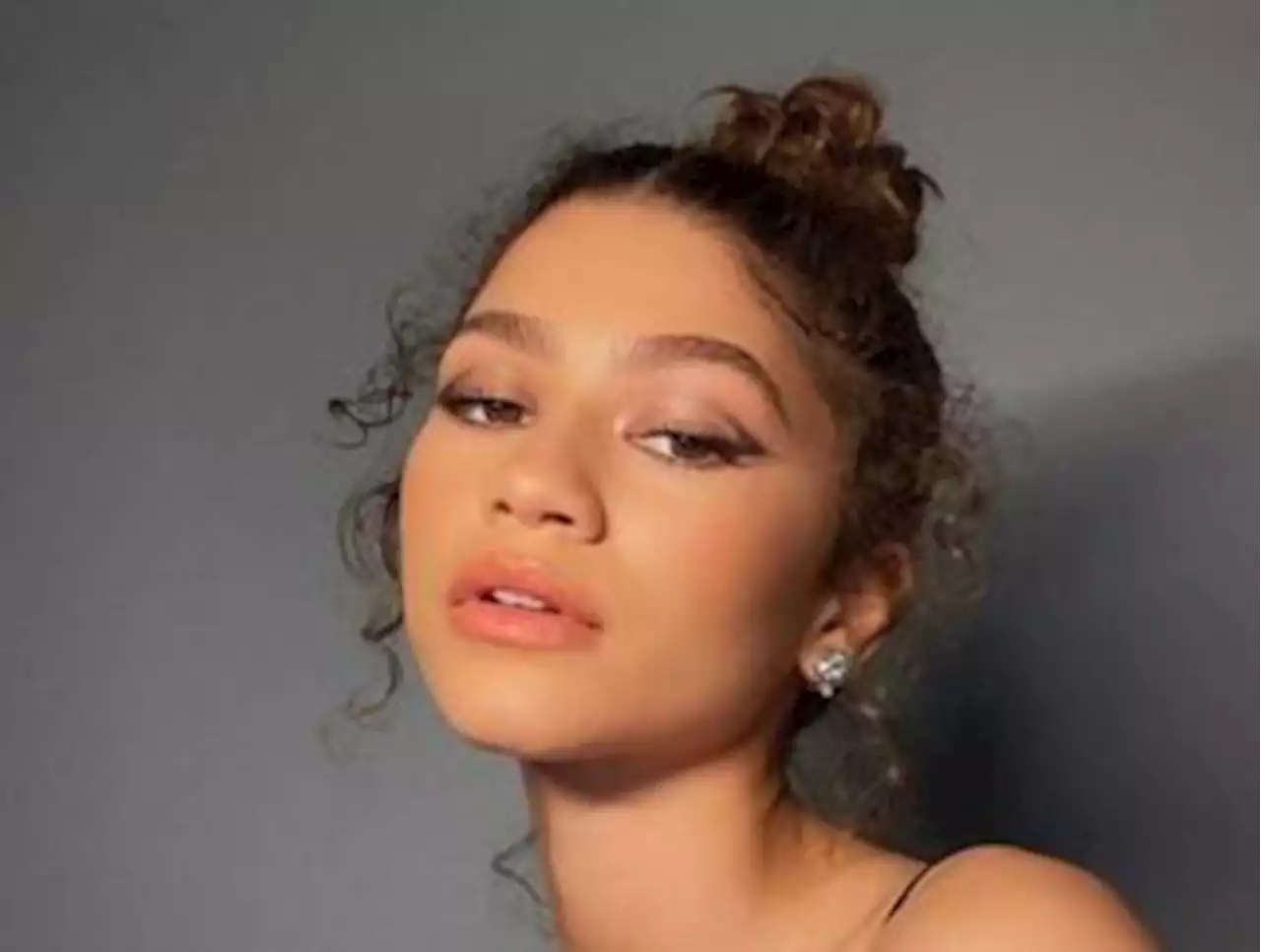 Zendaya makes surprise appearance at Coachella 2023