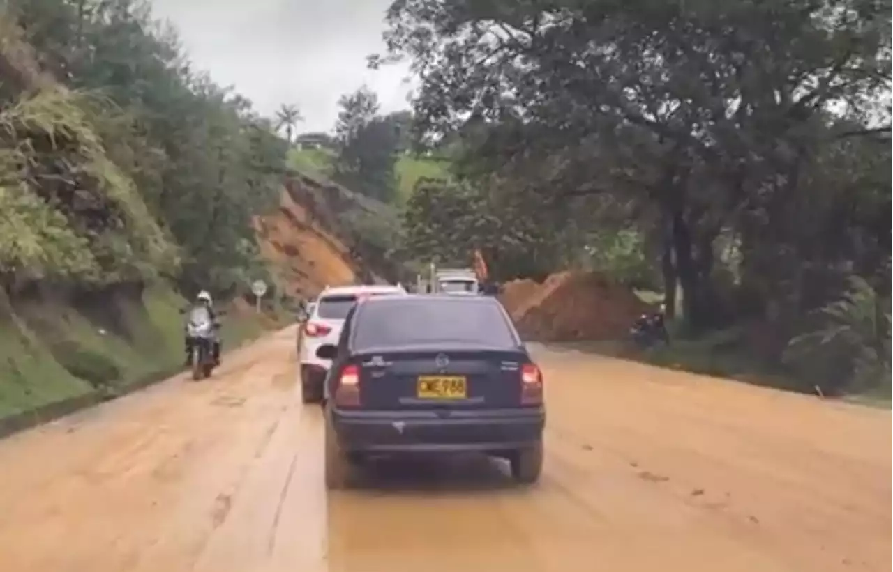 Deslizamiento de tierra ocasiona paso restringido en la vía Panamericana