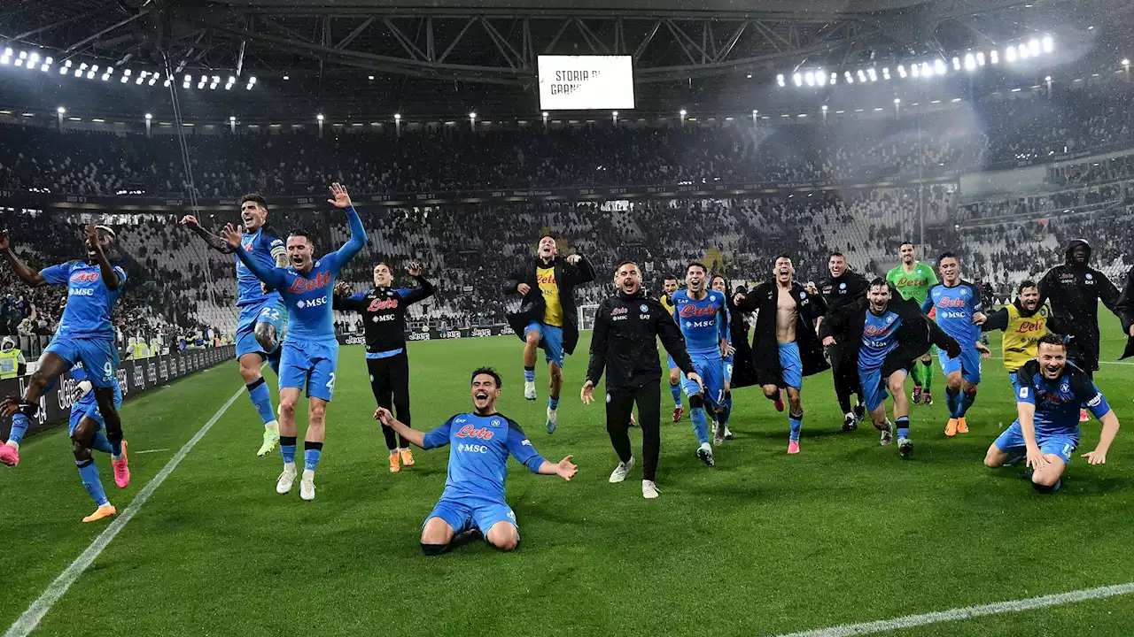 Juventus-Naples - Les joueurs du Napoli accueillis par des milliers de tifosi dans la nuit