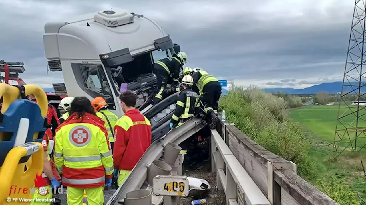 Nö: Pkw kracht frontal in Lkw → 2 Tote und herausfordernder Einsatz auf der S4 bei Wiener Neustadt