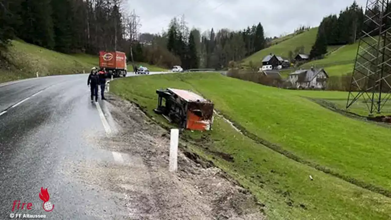 Stmk: Losgelöster Lkw-Anhänger stürzt bei Altaussee über Böschung