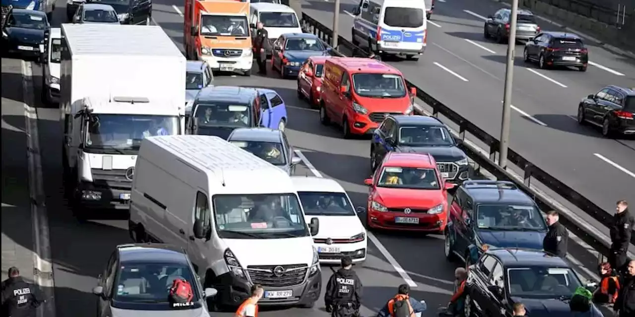 17 Rettungswagen durch Klima-Kleber in Berlin behindert