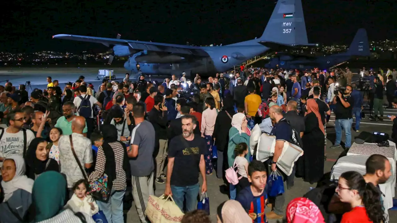 Hundreds of foreigners airlifted amid fighting, Sudanese seek refuge