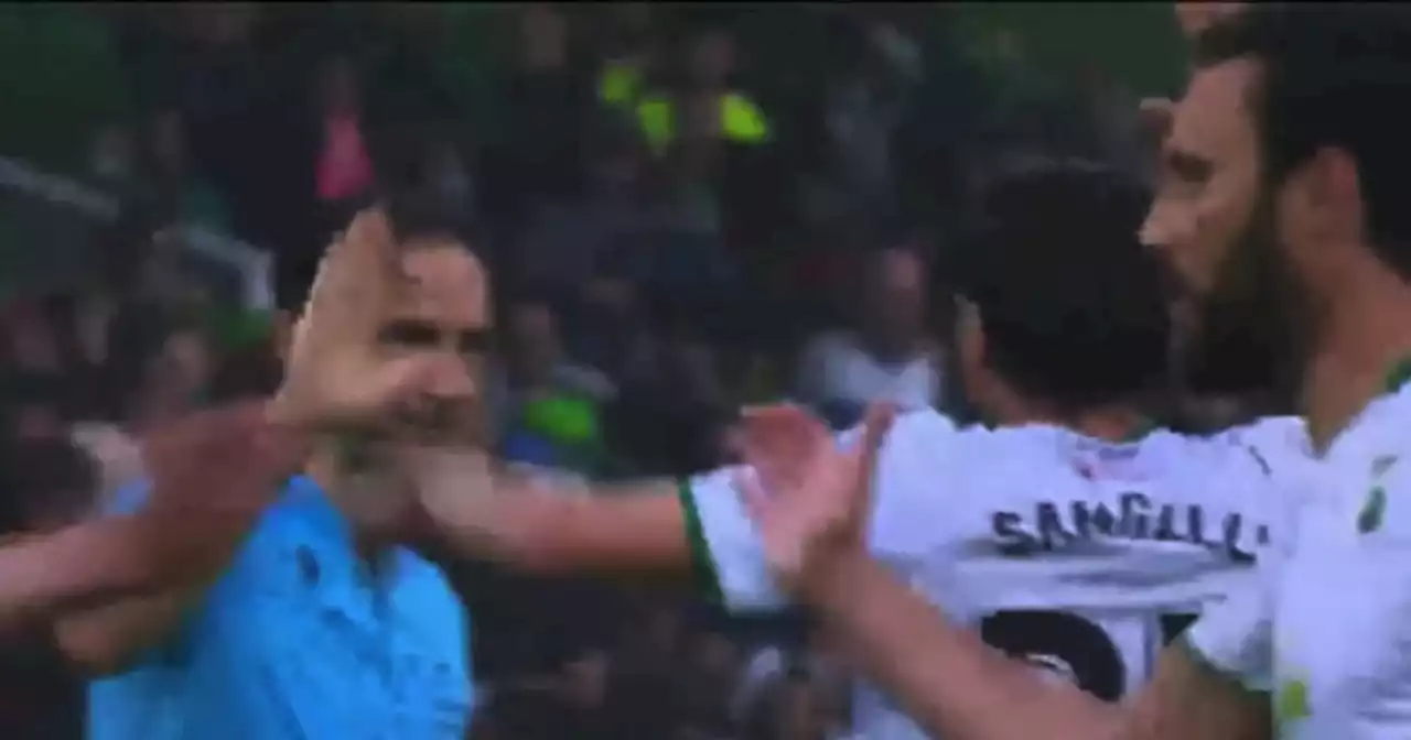 ¡Polémica! Árbitro choca la mano de jugador del Racing tras triunfo sobre Granada