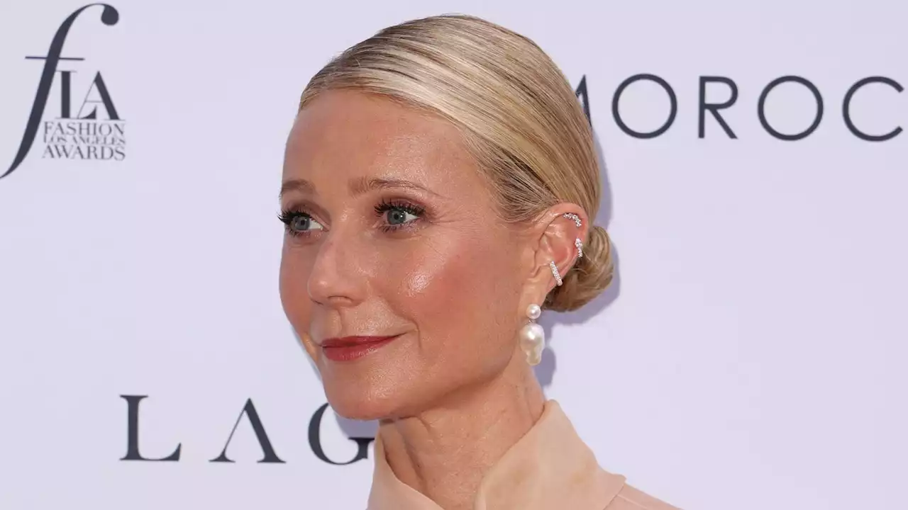 Gwyneth Paltrow dévoile ses abdos dans un ensemble crop top et pantalon nude - Grazia