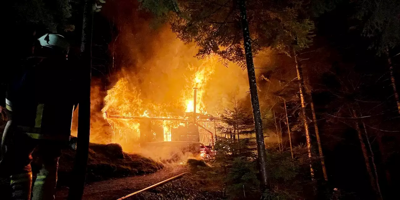 Großeinsatz in Tirol – Jagdhütte geht in Flammen auf