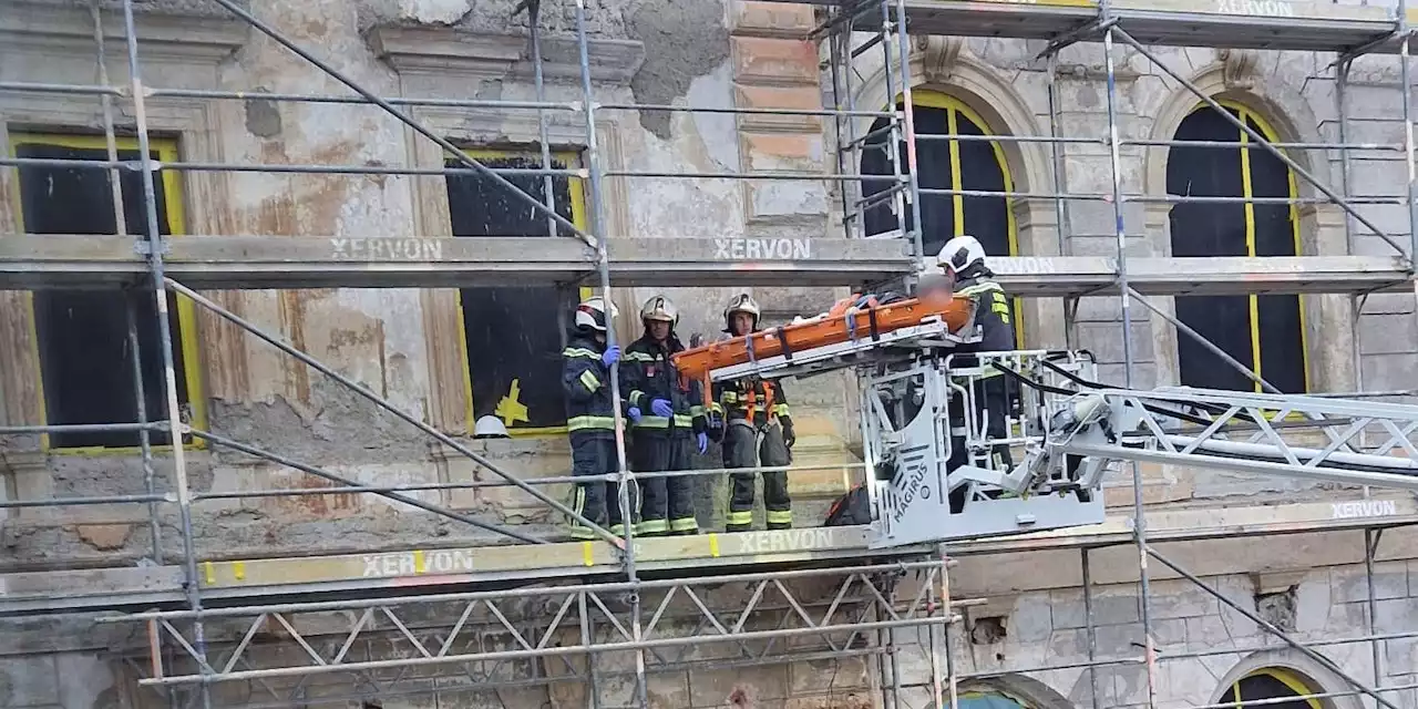 Notfall auf Baustelle – Feuerwehr rettet Wiener