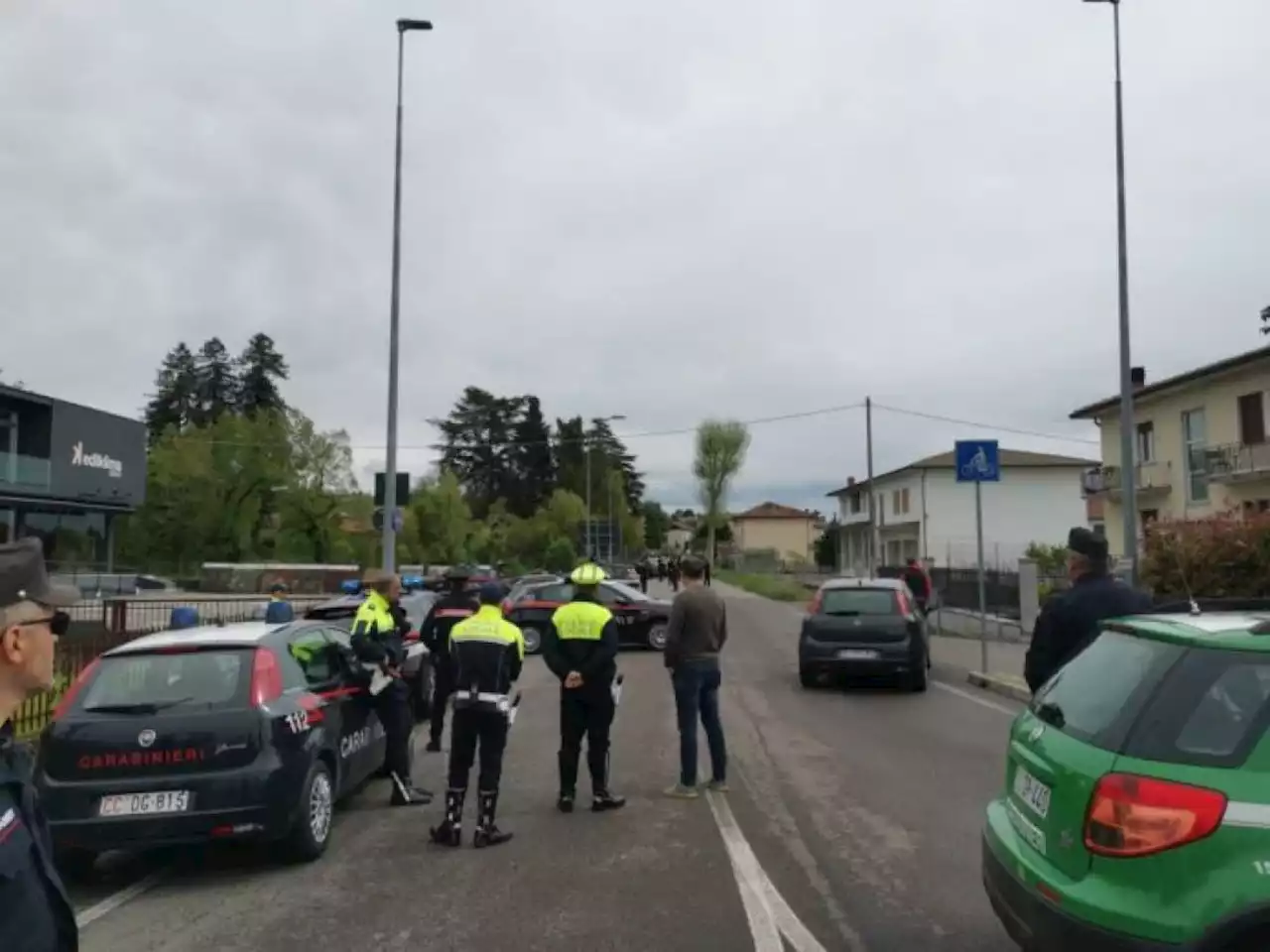 Ruba la pistola a un carabiniere e spara: ucciso un marocchino a Vicenza