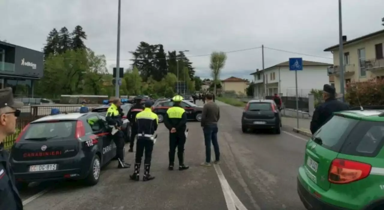 Marocchino sottrae pistola a un carabiniere, spara a un vigile e urla Allah akbar. Poi viene ucciso