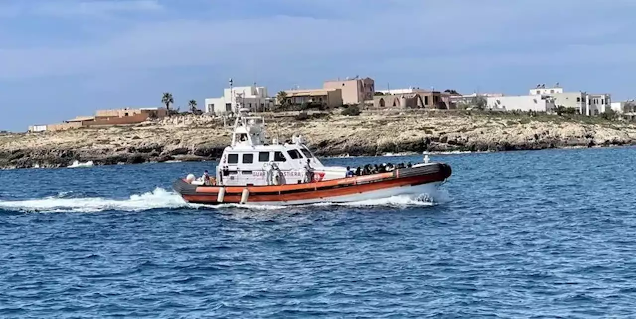 Nella notte è naufragata una barca di migranti al largo di Lampedusa: ci sono un morto e almeno venti dispersi - Il Post