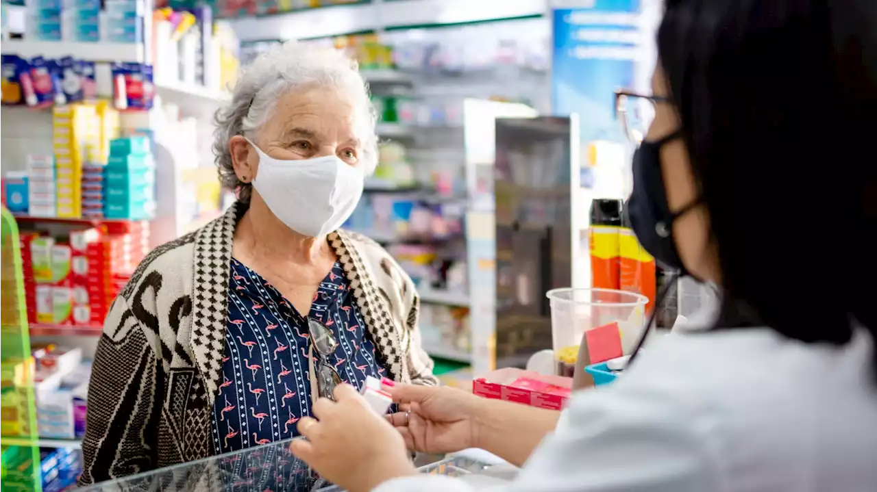 La mascarilla dejará 'pronto' de ser obligatoria en farmacias y hospitales