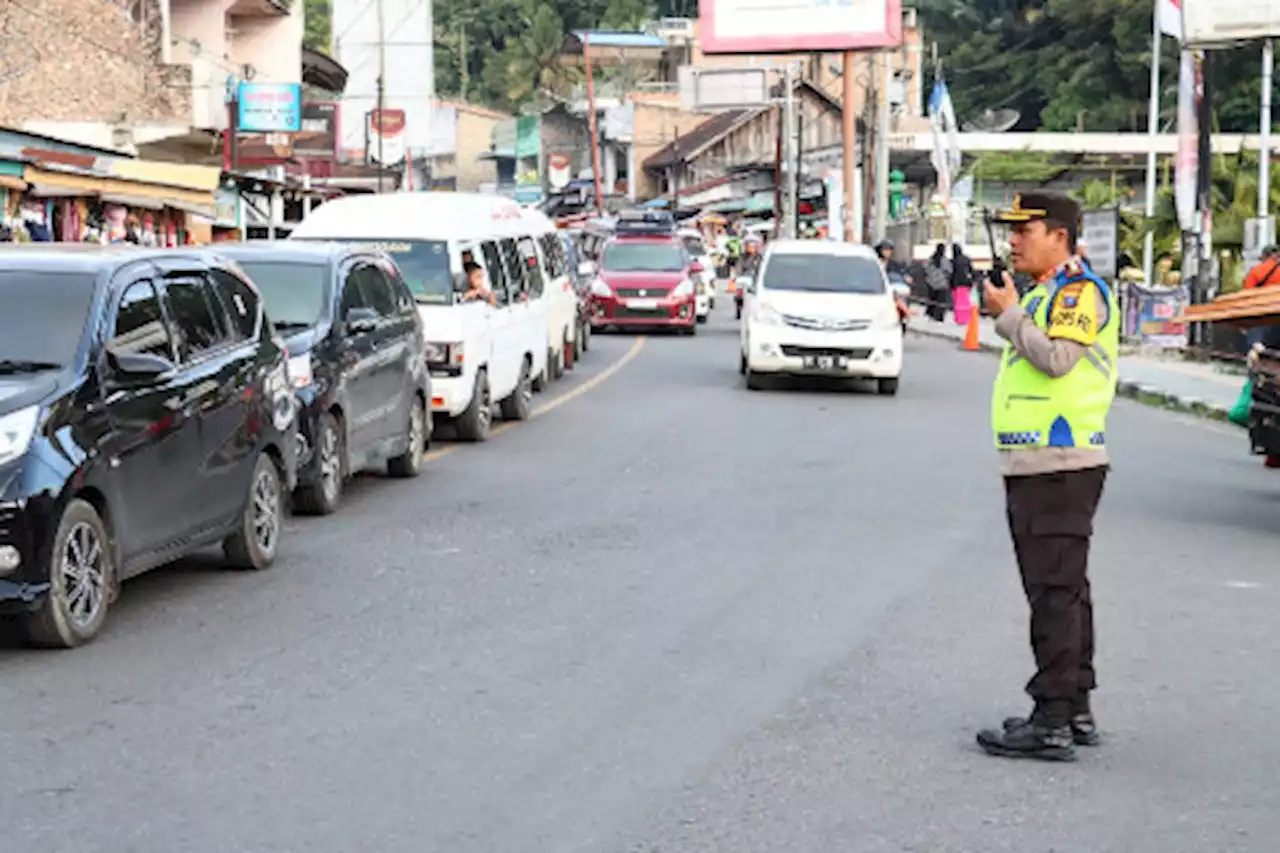 Polres Simalungun Siagakan Personel Antisipasi Kepadatan Kendaraan Menuju Parapat