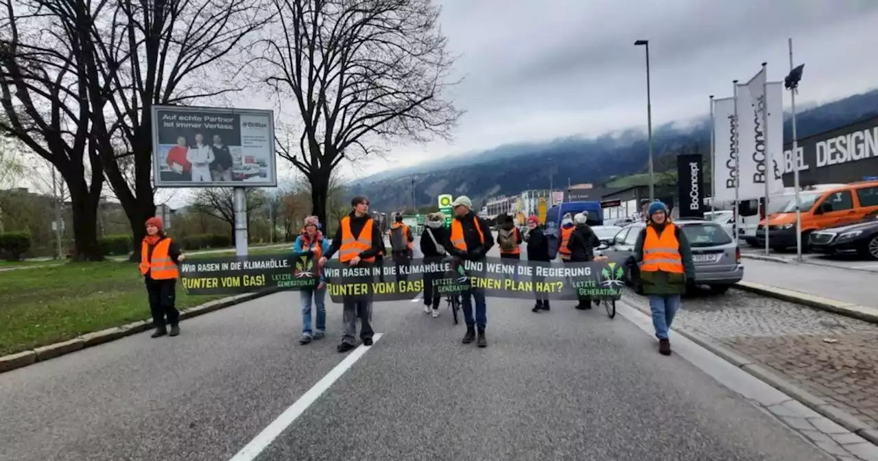 Klimaaktivisten blockierten erneut Straßen in Innsbruck