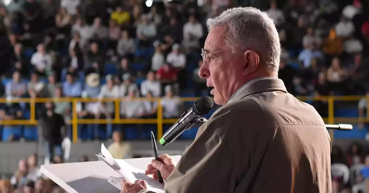 Álvaro Uribe sobre reforma a la salud: “no nos dejemos tentar de la publicidad cubana”