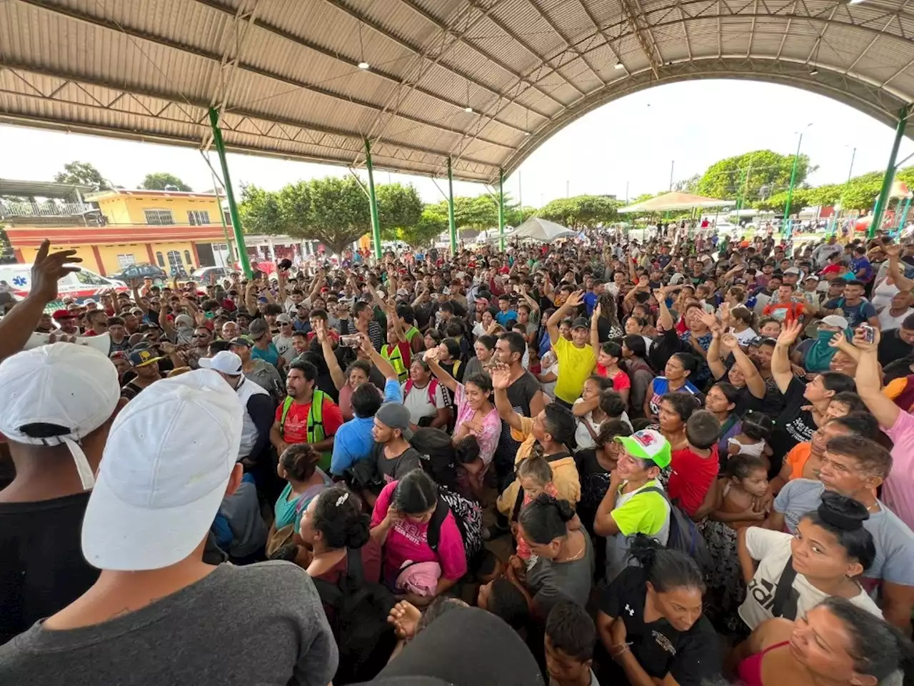 Caravana migrante reanuda marcha hacia CDMX; llaman a diálogo a autoridades