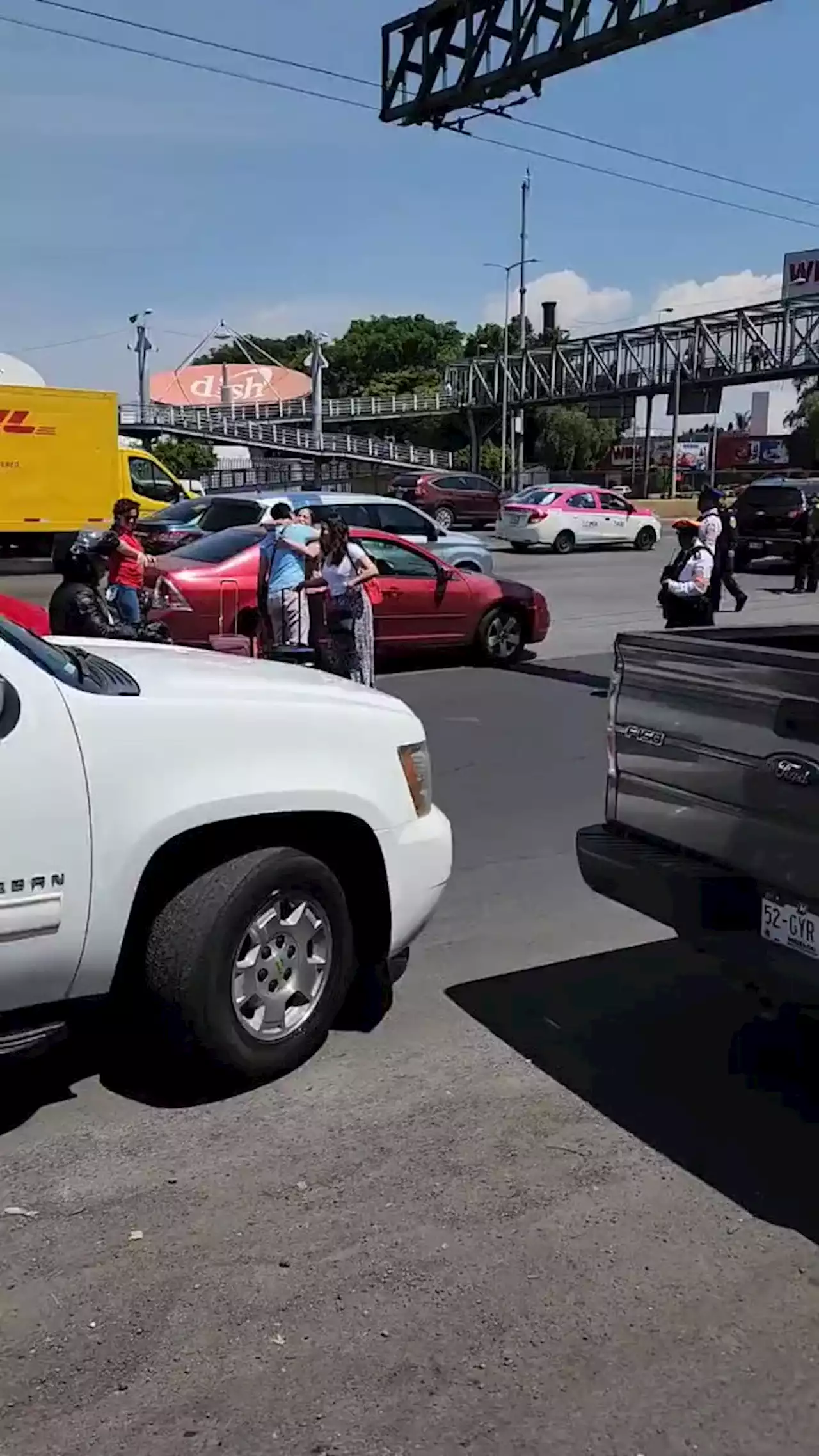 VIDEO: Bloqueo en el AICM mete en aprietos a viajeros en la Terminal 1