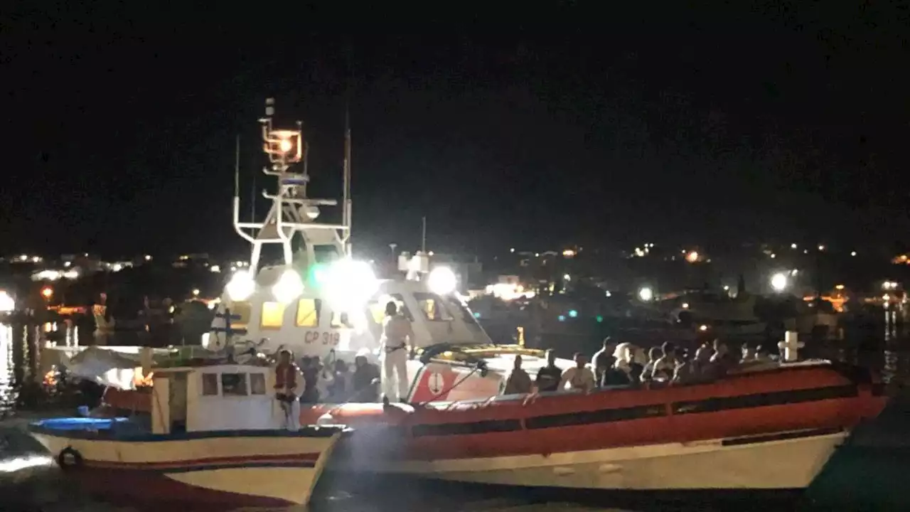 A Lampedusa affonda un barchino: 20 migranti dispersi. Torna l’emergenza: 21 sbarchi in 24 ore e oltre mille nell’hotspot dell’isola