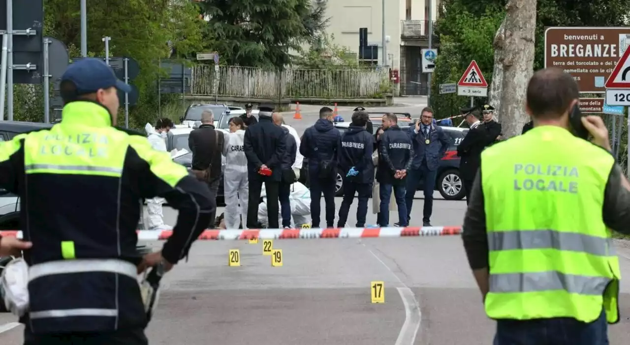 Spari in strada: urla «Allah akbar», sfila la pistola a un militare e ferisce un vigile. Poi, viene ucciso dai carabinieri