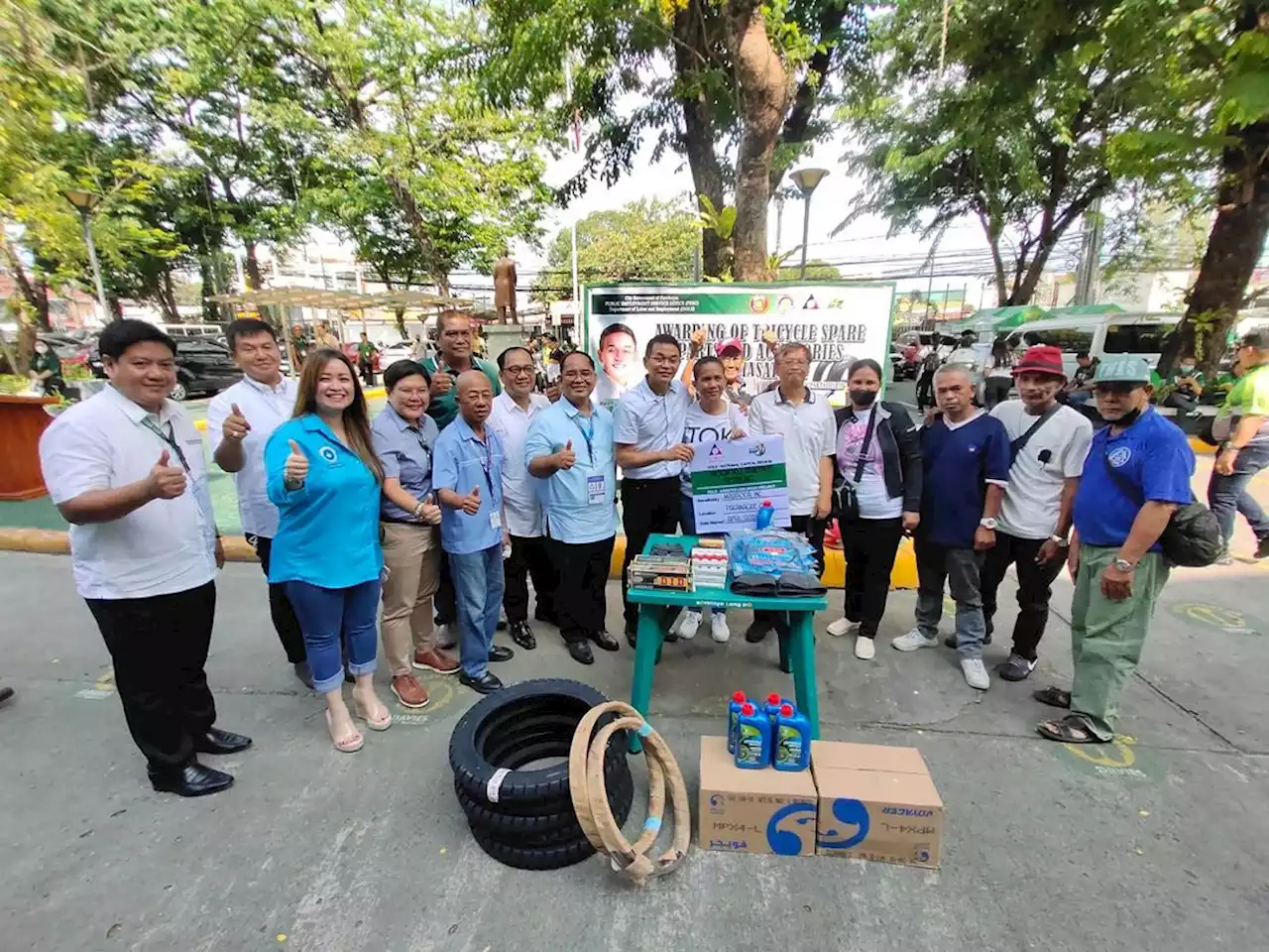 Parañaque LGU, DOLE distribute ‘kabuhayan packages’ to tricycle drivers