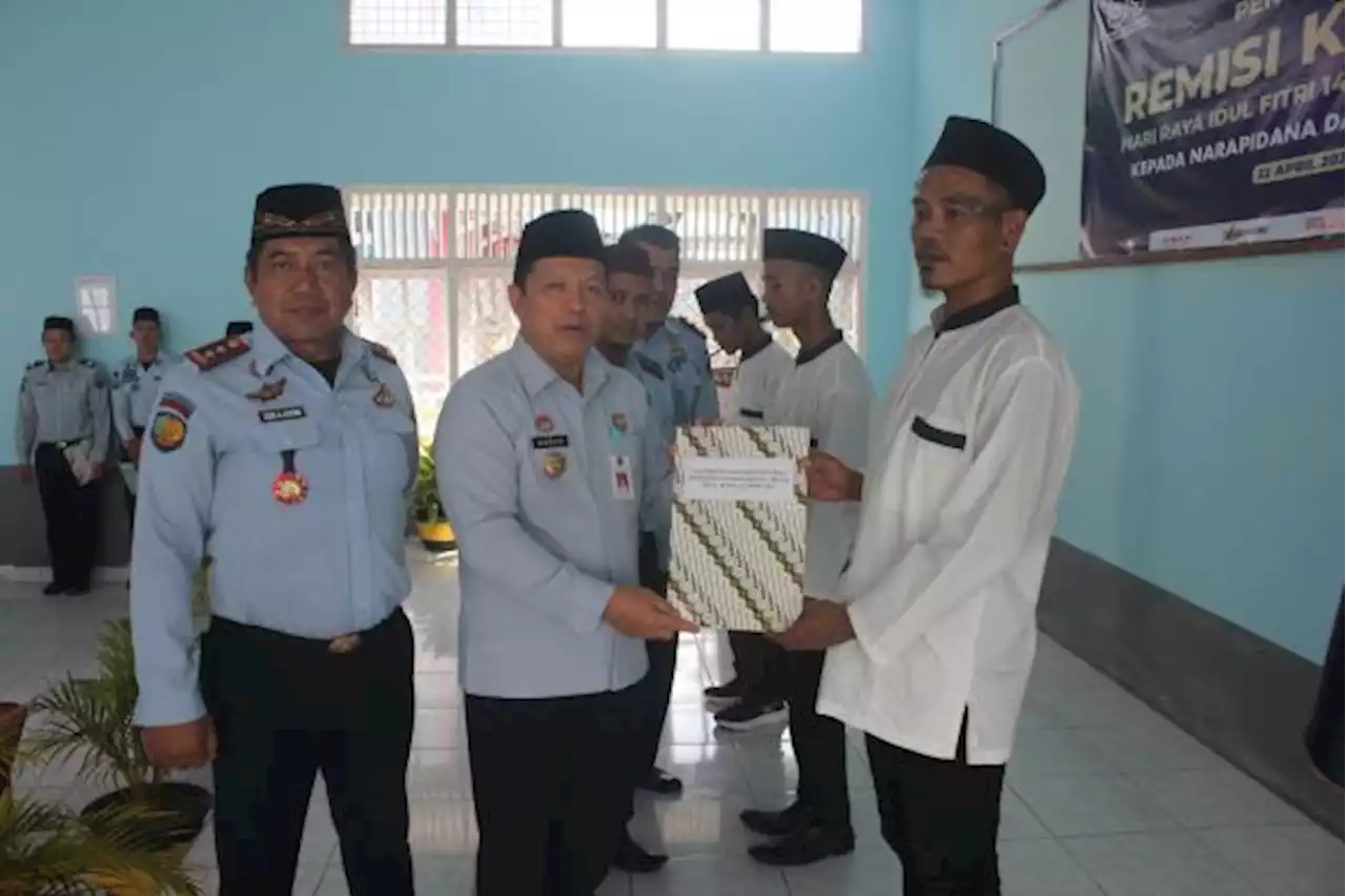 Kakanwil Kemenkumham Babel Serahkan Remisi Idul Fitri di Lapas Sungailiat