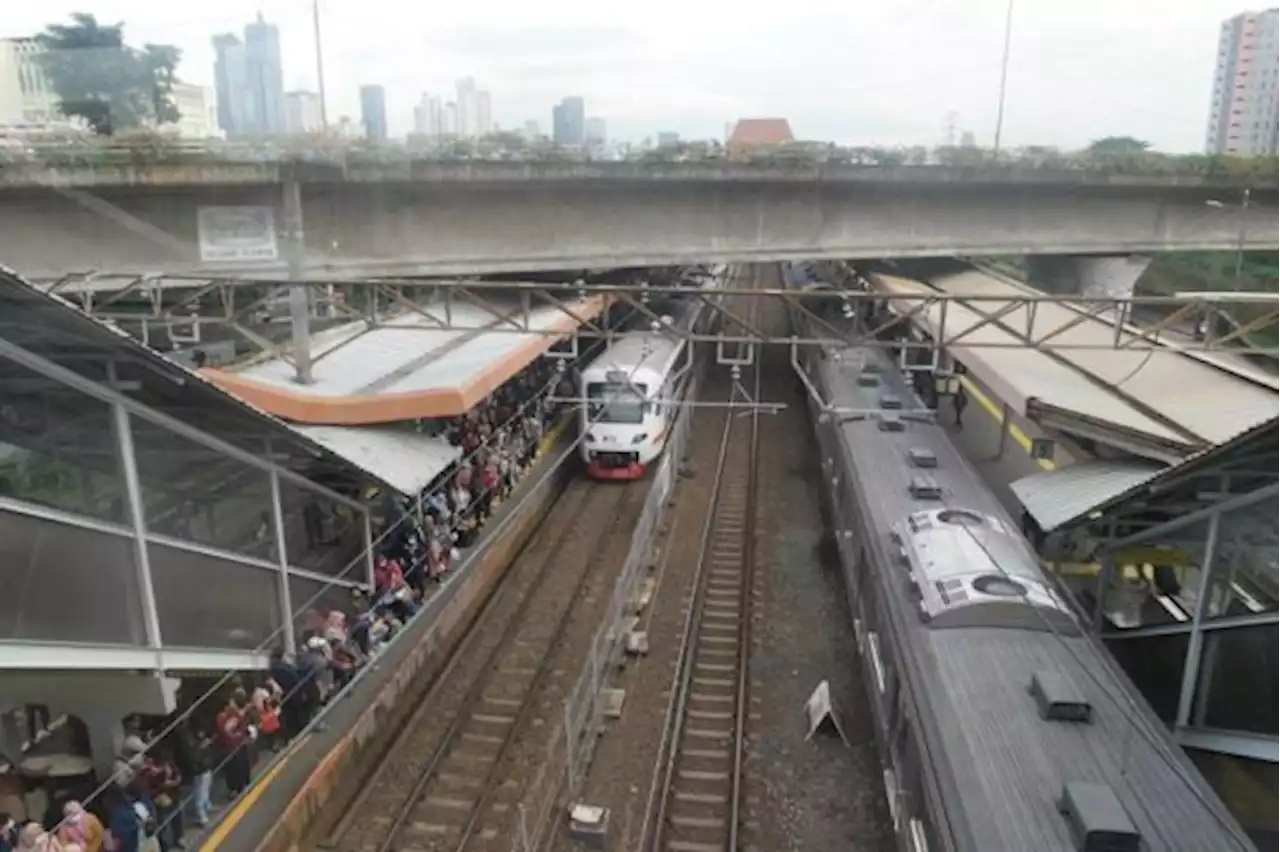 Warga Padati KRL Menuju Objek Wisata di Masa Libur Lebaran