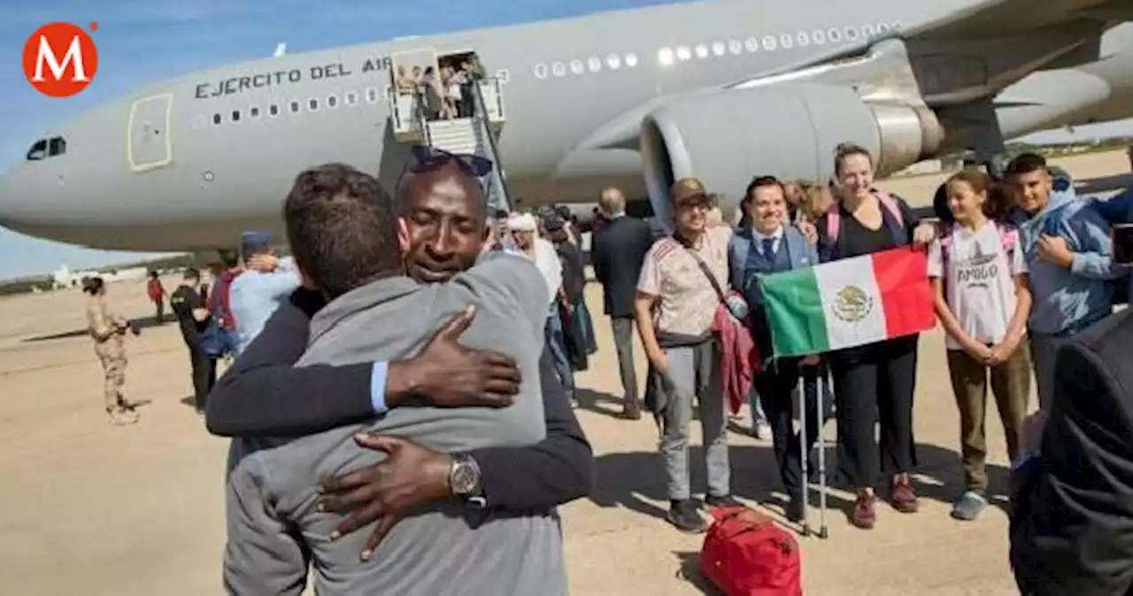 Mexicanos evacuados de Sudán llegan a Madrid en avión militar