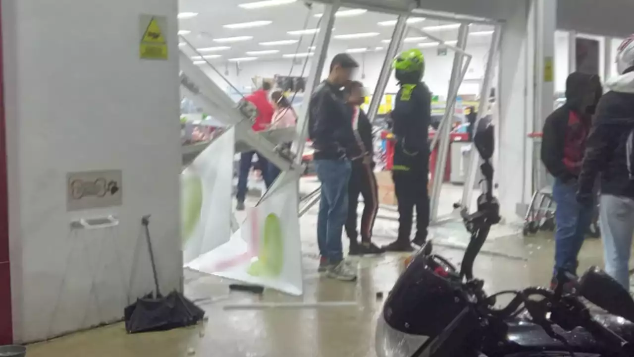 ¡El colmo! Jóvenes, al parecer borrachos, ocasionaron daños en un supermercado