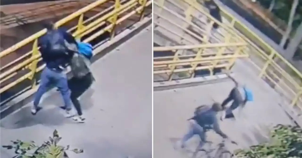 Violento robo en Bogotá: agreden a una mujer en puente peatonal para llevarse su patineta