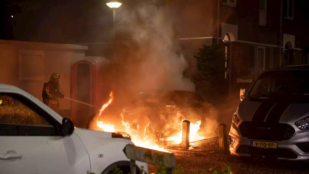 112-nieuws: autobrand in Roosendaal • steekpartij in huis Helmond