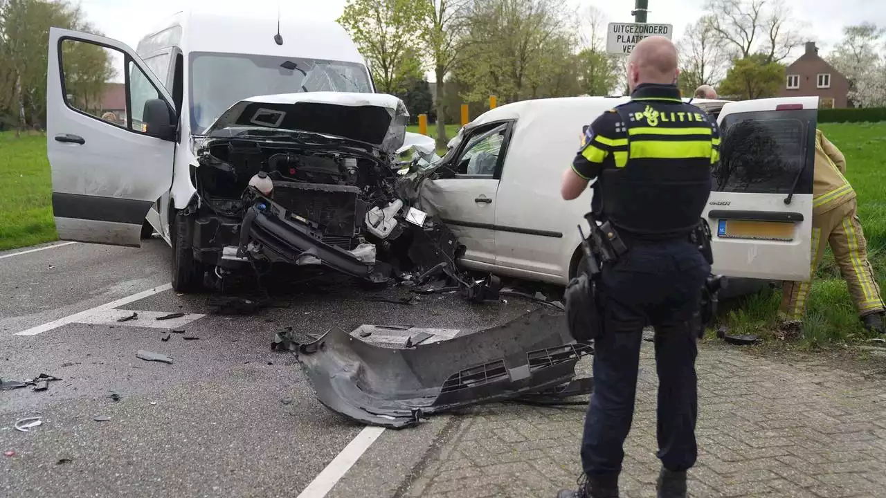 Drie voertuigen botsen op elkaar na verwarring om wandelaar in berm