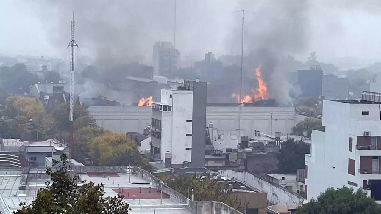 Se incendia otra vez el depósito de Iron Mountain en Barracas | El mismo lugar de la tragedia de 2014