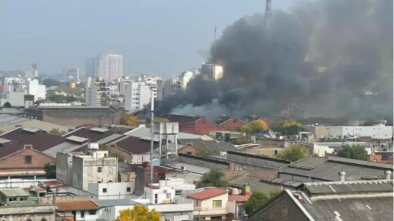 Incendio en un depósito de Iron Mountain, en el barrio porteño de La Boca