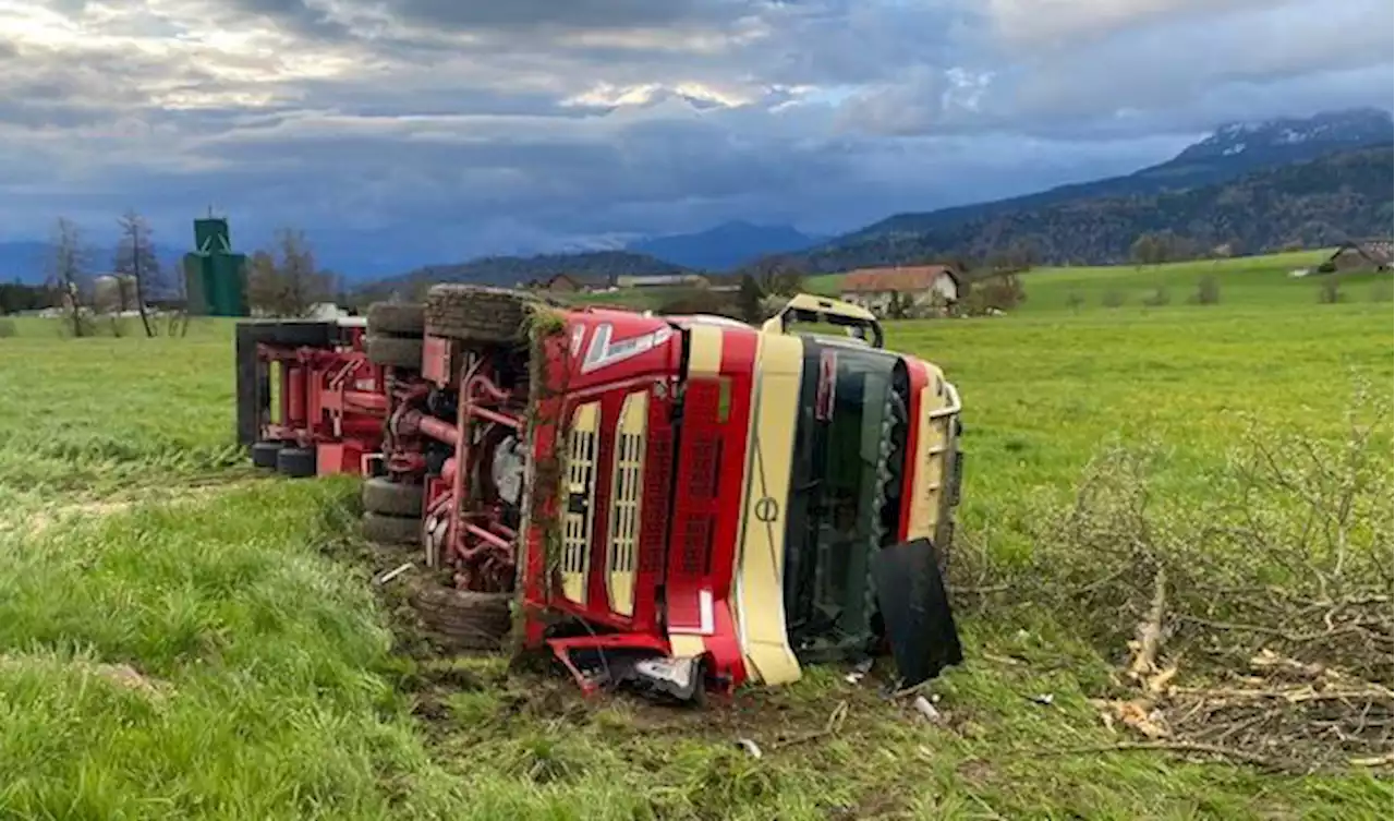 Hellbühl LU: Lastwagen kippt nach Kollision mit zwei Fahrzeugen – eine Person verletzt