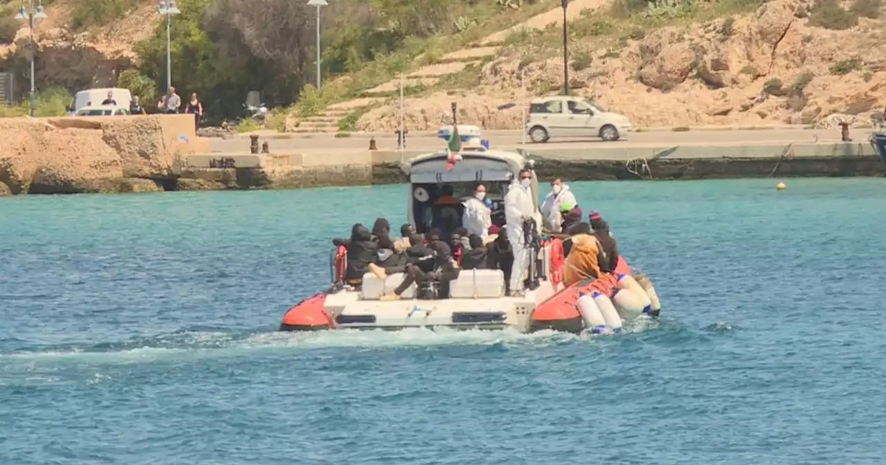 Migranti, 21 sbarchi in poche ore a Lampedusa. Approdati in 819 sull'isola, oltre mille nell'hotspot