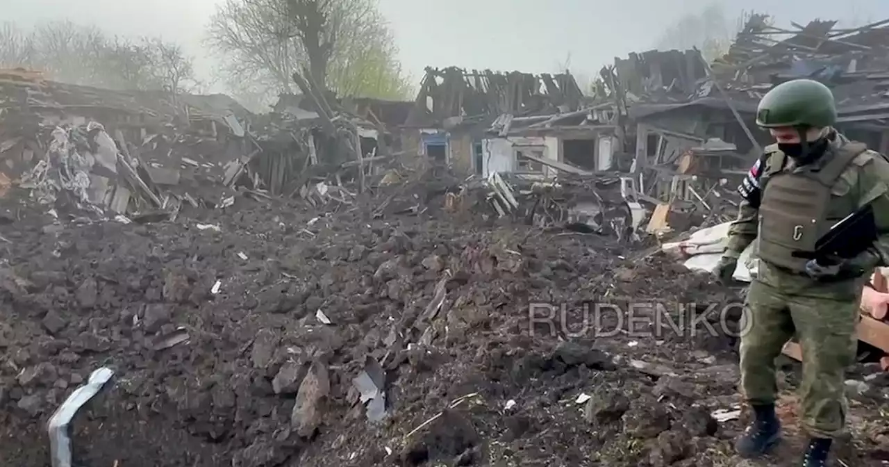 Vasto cratere dell'esplosione dopo il bombardamento nei pressi della stazione ferroviaria di Donetsk