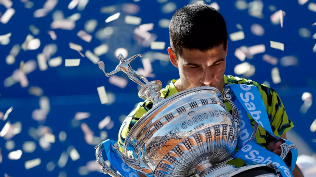 Carlos Alcaraz levanta el título en Barcelona al vencer a Tsitsipas