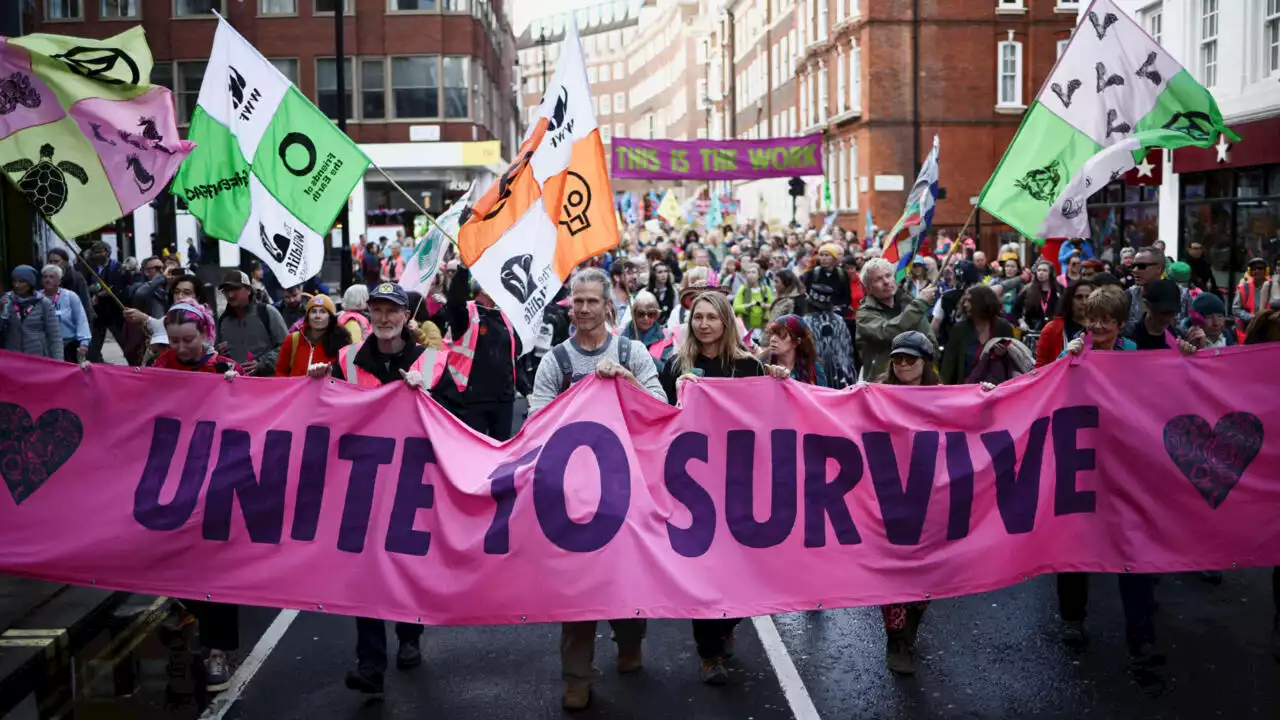 Climat: des milliers de militants écologistes alertent sur l’inaction du gouvernement britannique