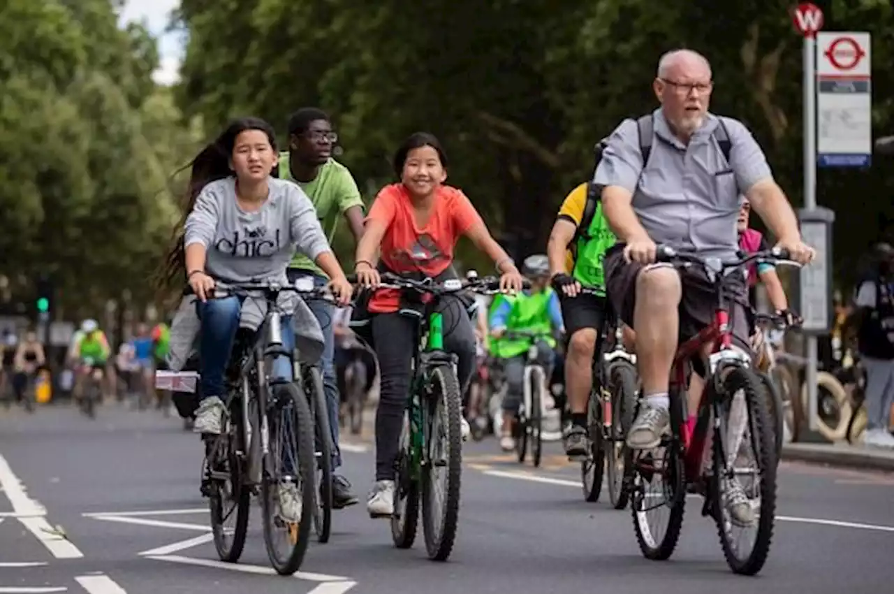 Cyclists told to spread out while riding in groups to minimise effects of pollution from overtaking vehicles