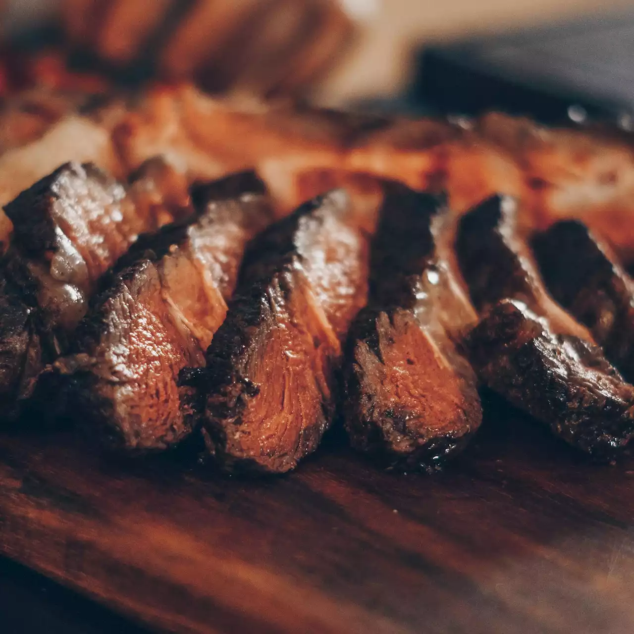 Cyril Lignac partage sa recette épicée de bavette sauce tigre