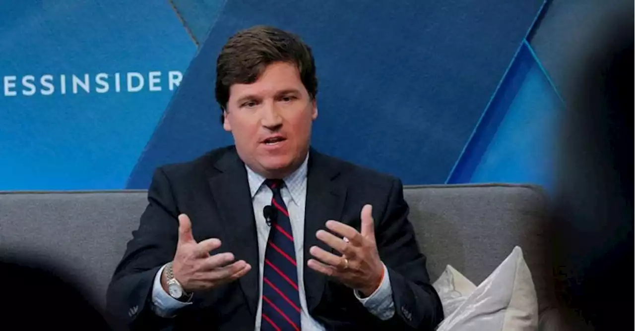 Fox divorzia da Tucker Carlson e cala a Wall Street