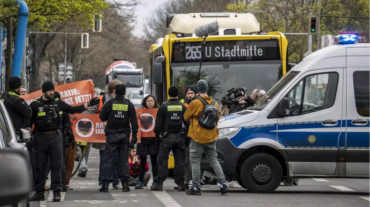 Staus durch mehr als 30 Blockaden: Klimaaktivisten legen Berliner Verkehr am Montag zeitweise lahm