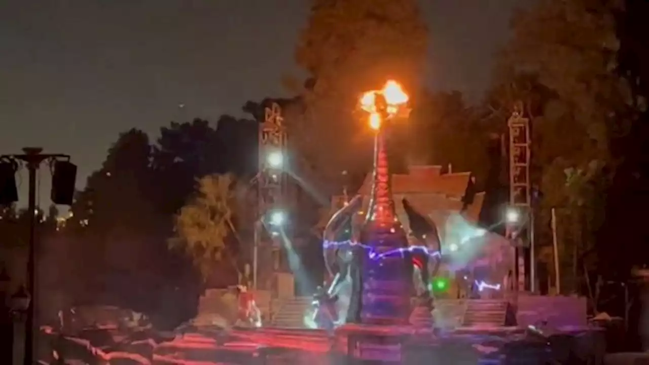 Video: Un dragón de 13 metros se prendió fuego en Disney y el público fue evacuado