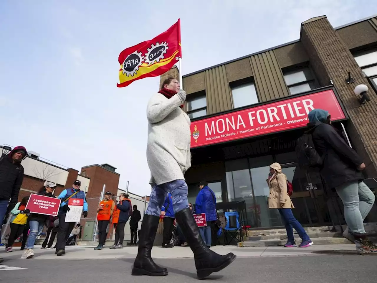 Public service union to picket at more strategic locations