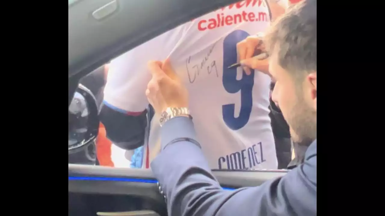 Giménez firma y presume camisa de Cruz Azul tras nuevo gol con Feyenoord