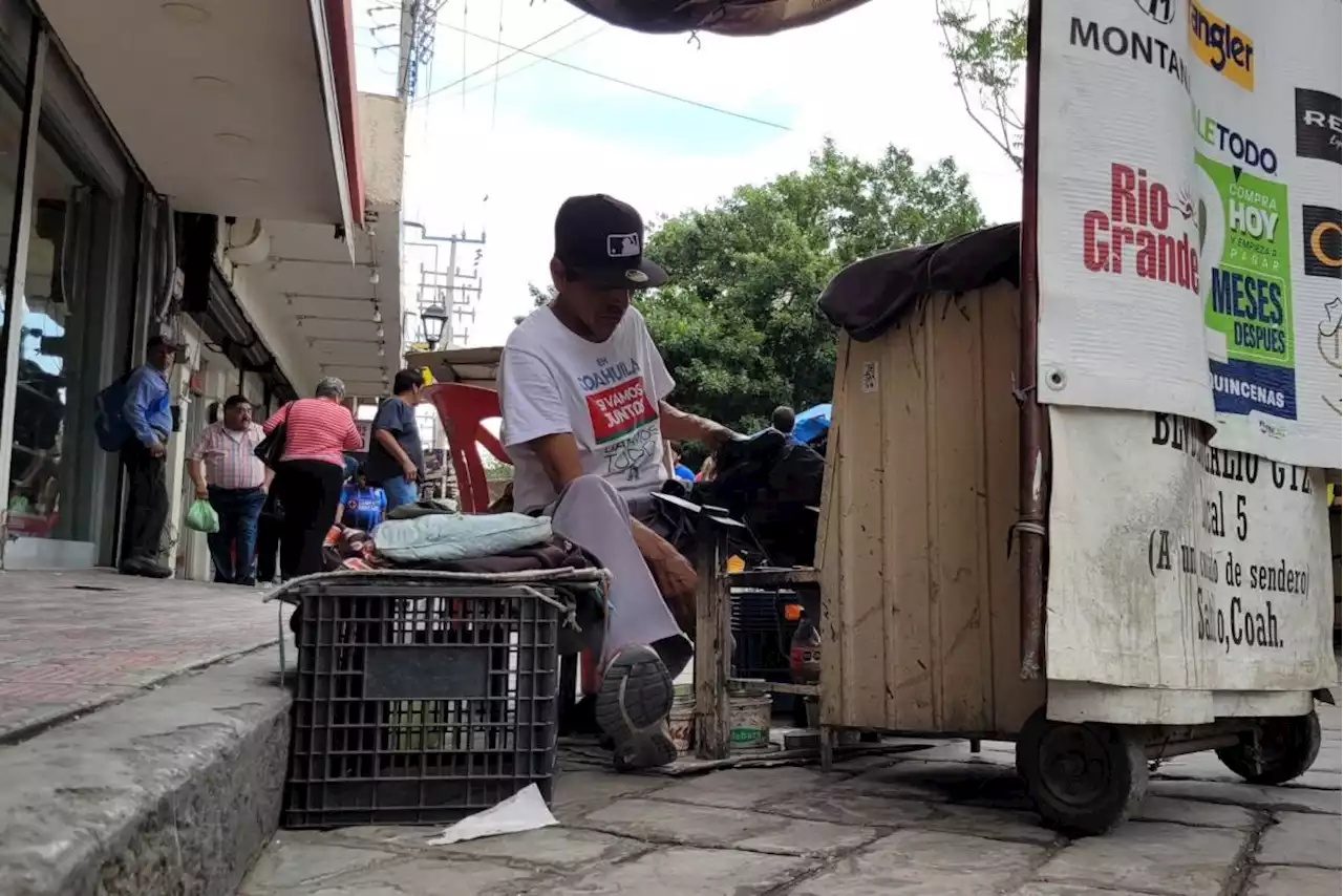 Boleros, tapiceros y reparadores de zapatos, oficios en peligro de extinción en Saltillo