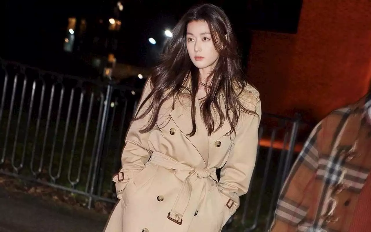 Tampil Kasual Bareng Suami, Jun Ji Hyun Dukung Sang Putra Yang Sedang Lomba Renang