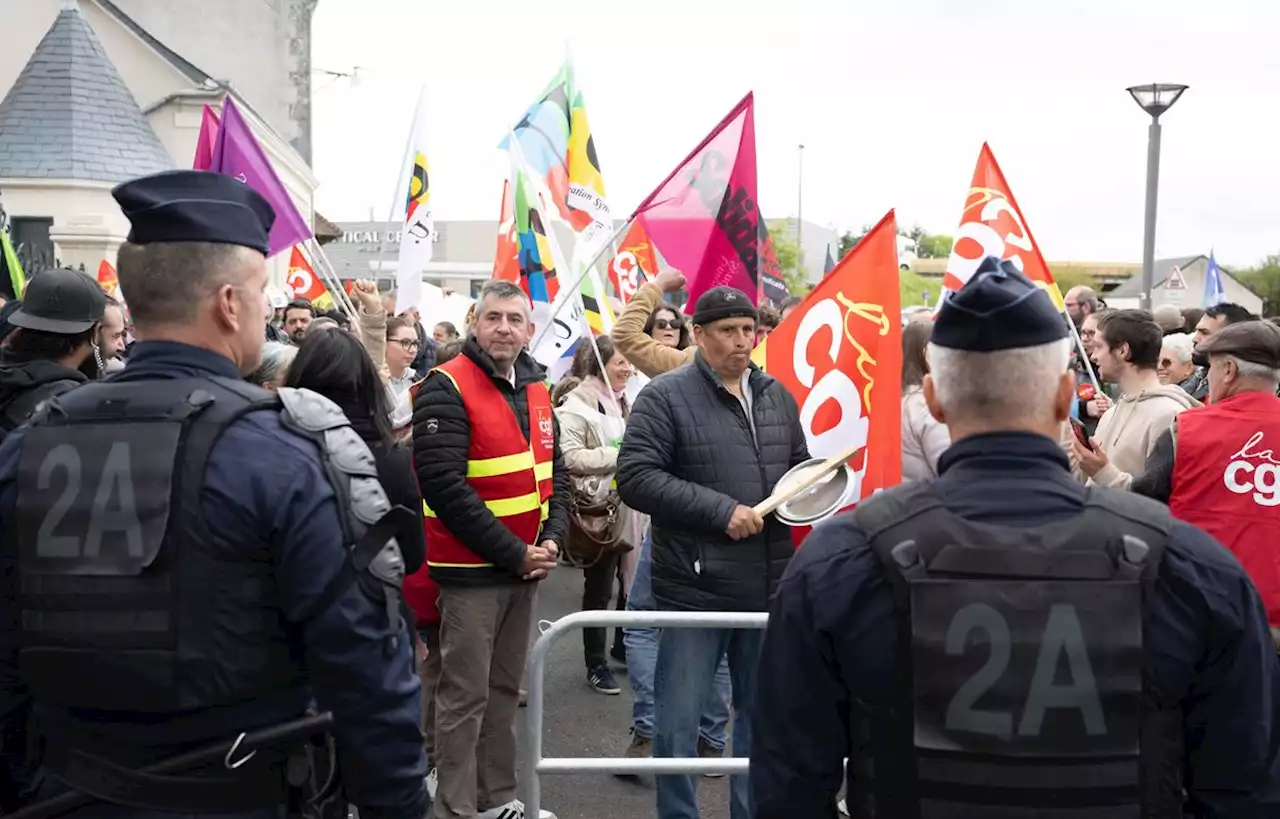 Accueil bruyant pour Macron, en déplacement dans le Loir-et-Cher