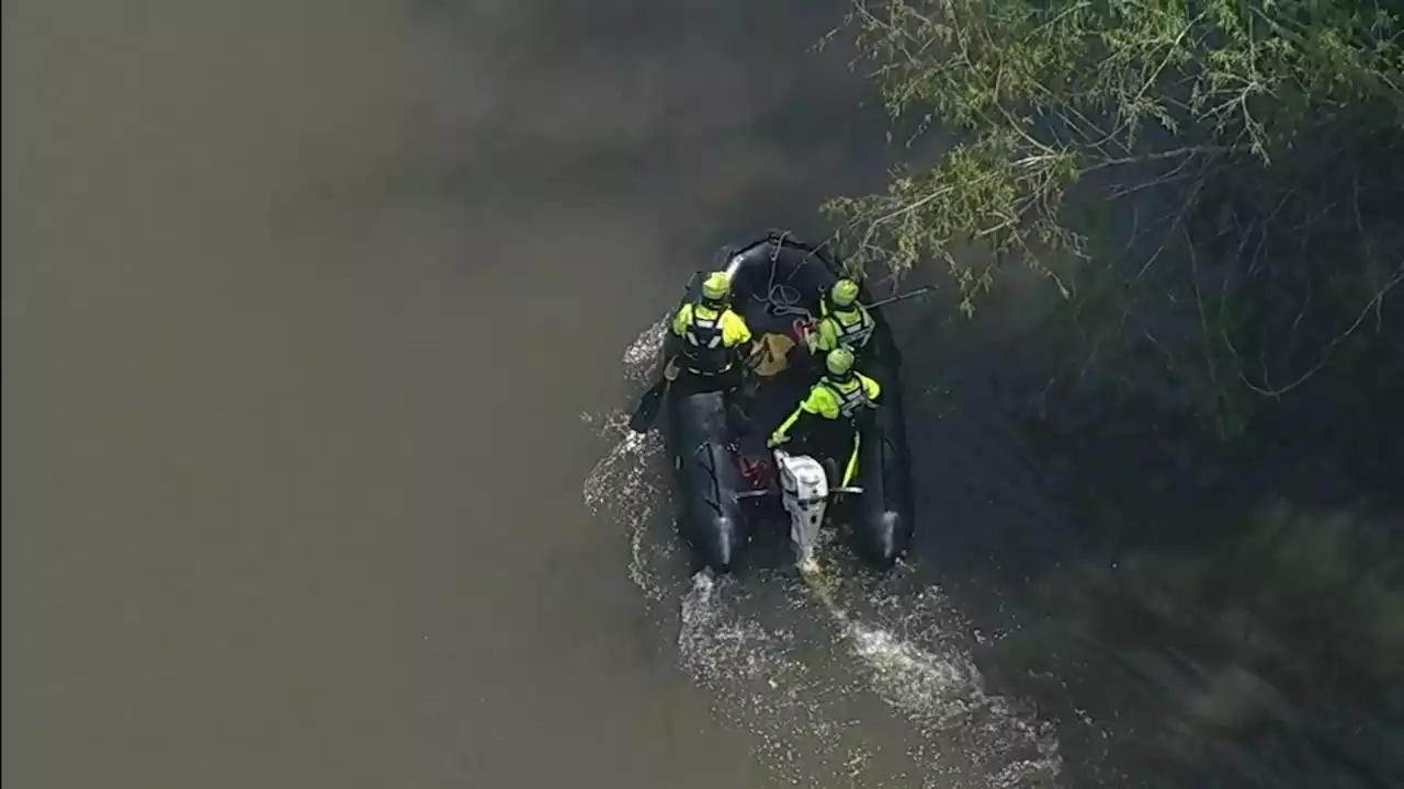 1 man rescued, 1 still missing after canoeing on Sims Bayou in southeast Houston, HFD says