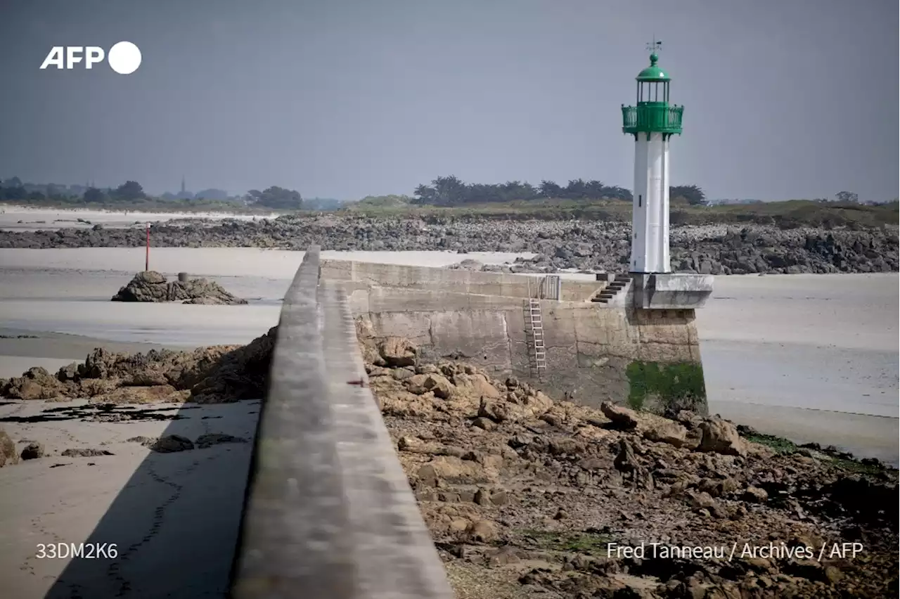 Le petit phare Eiffel de Moguériec de retour sur sa jetée